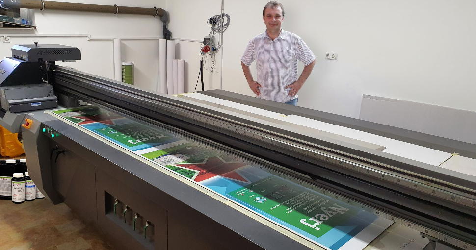 R+R Ltd has reduced the delivery time of its poster products from a week to just a matter of days since it began using Nazdar LWU770 UV LED ink on its Handtop HT3116UV.