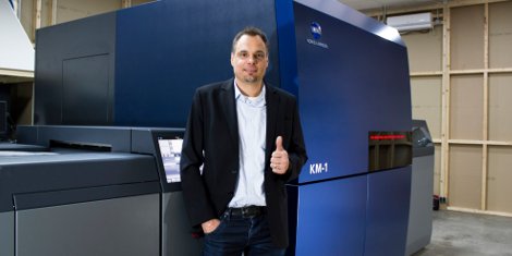 Arndt Eschenlohr with the KM-1 UV digital sheet fed press