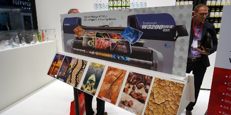 By partnering with SCREEN Marabu took additional hardware in its program and presented the wide format UV printing system Truepress Jet W3200UV for the first time.