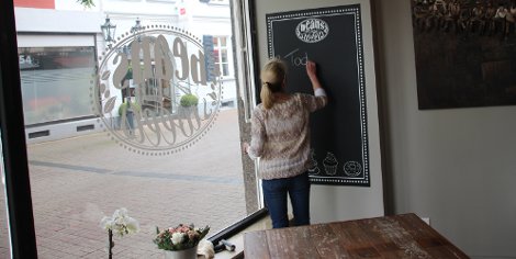 The 'easy dot' material is applicable for chalkboards and also stand-up displays can be equipped with it and colourful motifs can brilliantly be printed on the white surface of UV-curing inks.