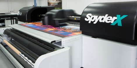 The 6-colour + white SpyderX inkjet printer features 3.2m wide flat-bed and roll-fed capability for handling both rigid and flexible substrates.