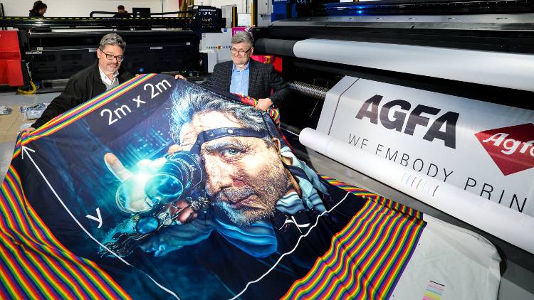 (L-R): Iain Clasper-Cotte, UK MD Northern Flags & FaberExposize with Gary Giles, Account Manager Agfa Graphics.
