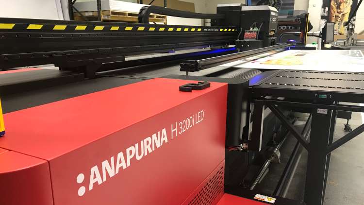 The Agfa Anapurna H3200i LEDUV is a belt-driven hybrid machine that can handle all types of rigid sheet materials up to 3.2m wide.