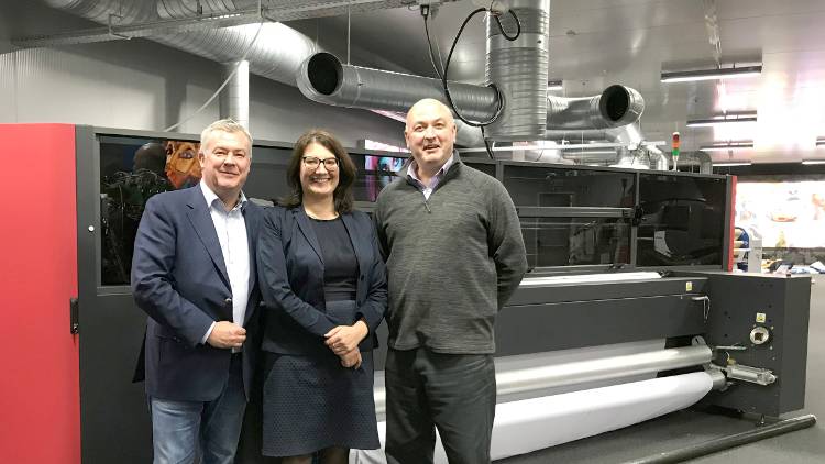 The EFI VUTEk FabriVU digital fabric printer delivers ultra-high resolution of 2,400 dpi in 4 to 18 picoliter drop sizes at ultra-fast speeds of up to 500 sqm per hour.